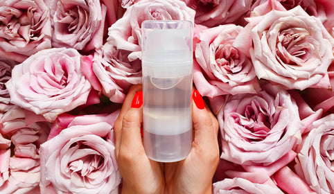 Sabonete íntimo feminino rodeado por rosas para representar a delicadeza e feminilidade nos cuidados intímos