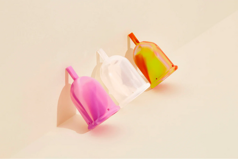 Três diferentes cores de copo menstrual