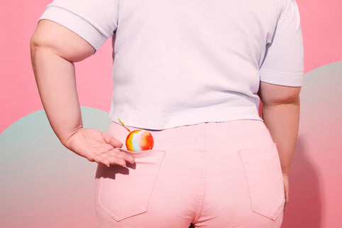 Disco coletor menstrual no bolso traseiro da calça