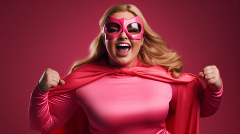 Uma mulher vestida de super-herói simbolizando o poder que a mulher tem quando se sente bem consigo mesma por causa dos benefícios do uso do copo menstrual
