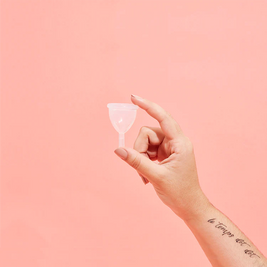 Comparativo de tamanho do copo menstrual no modelo S da Lumma